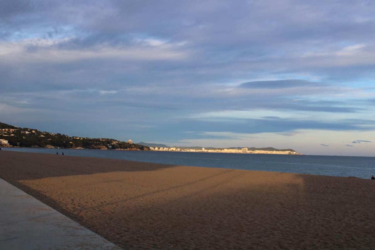Estudio Primera Linea De Mar Con Piscina Y Parking Apartment Platja d'Aro Exterior photo